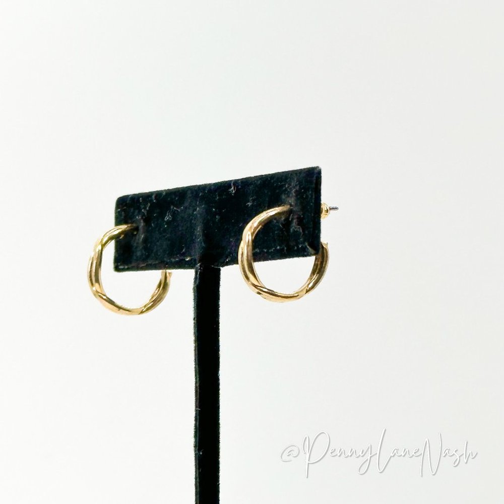 Vintage Intertwined Golden Huggie Earrings - Picture 7 of 8
